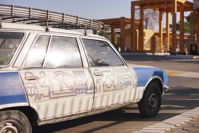 Ein Taxi in Luxor Ein ägyptisches Taxi mit Hieroglyphen auf der Karosserie